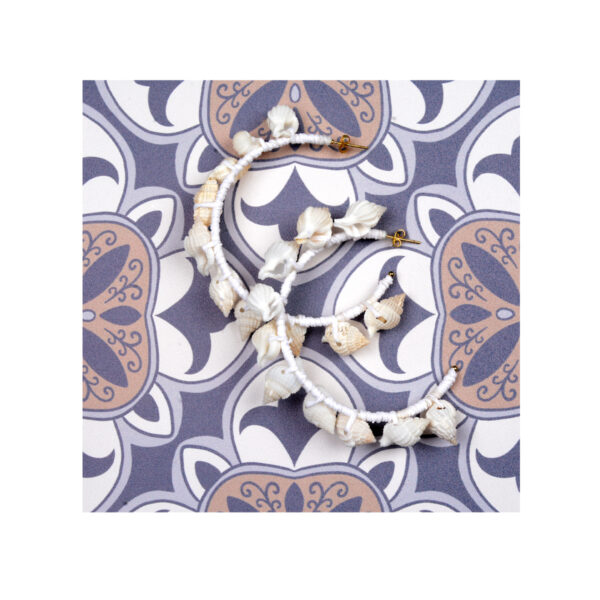 Σκουλαρίκια κρίκος με κοχύλια – ΛΕΥΚΟ