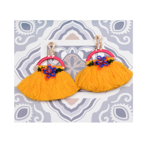 Σκουλαρίκια με χάντρες και φούντα